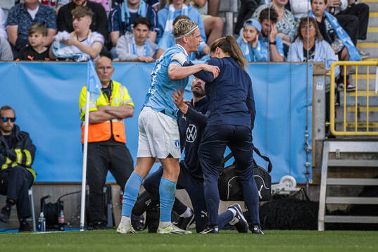 Malmö FFs Jens Stryger Larsen har ont