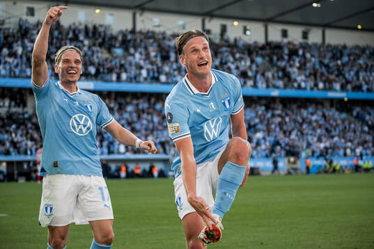 Malmö FFs Jens Stryger Larsen och Erik Botheim jublar