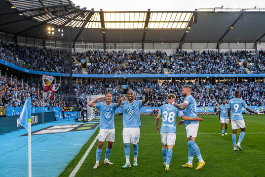 Malmö FFs Erik Botheim och Derek Cornelius jublar