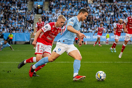 Kalmars Rony Jansson och Malmö FFs Gabriel Busanello