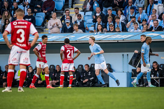 Malmö FFs Nils Zätterström byts in