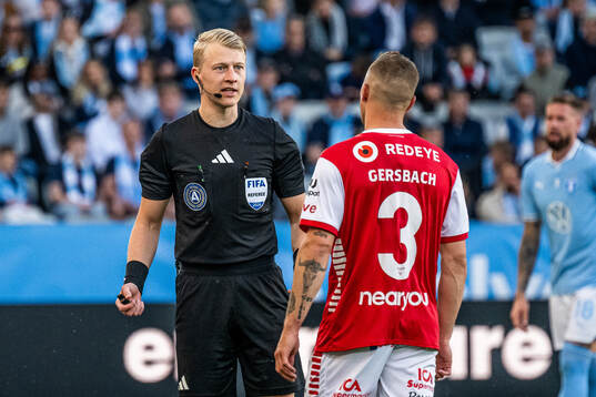 Domare Adam Ladebäck i samtal med Kalmars Alexander