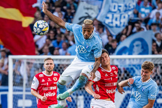 Malmö FFs Derek Cornelius mot Kalmars Melker Hallberg