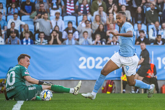 Kalmars målvakt Jakob Kindberg och Malmö FFs Isaac Kiese
