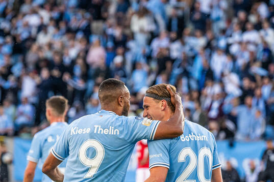 Malmö FFs Isaac Kiese Thelin och Erik Botheim jublar