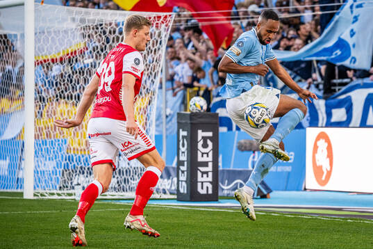 Kalmars Lars Saetra och Malmö FFs Isaac Kiese Thelin