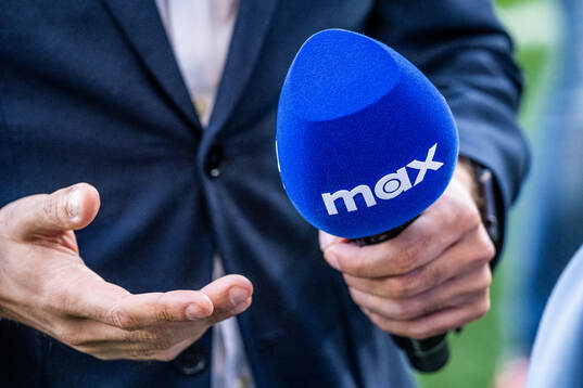 En mikrofon med max logotype på