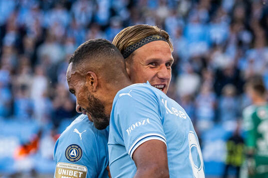 Malmö FFs Isaac Kiese Thelin och Erik Botheim jublar