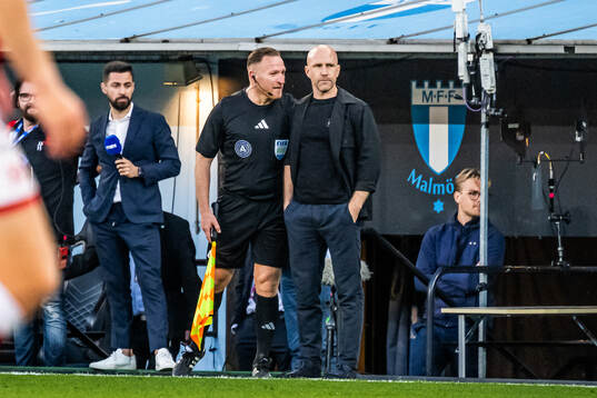 Assisterande domare Mehmet Culum och Malmö FFs tränare