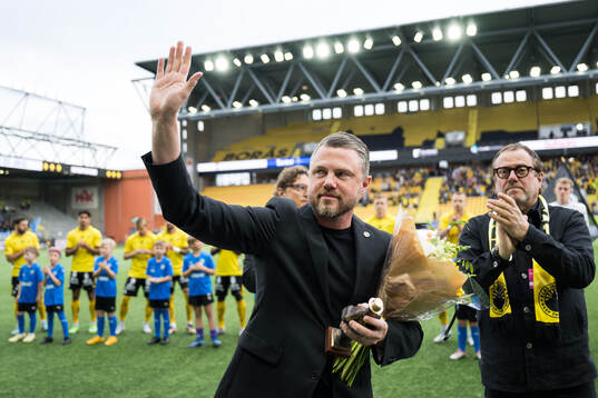 Elfsborgs manager Jimmy Thelin tackas av