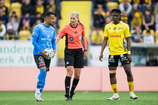 Halmstads Marcus Olsson, domare Tess Olofsson  och