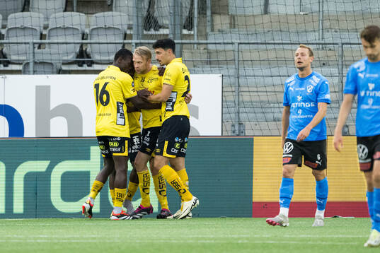 Elfsborgs Johan Larsson och Dion Krasniqi jublar