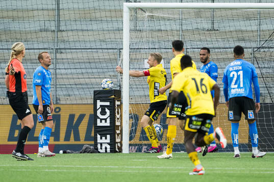 Elfsborgs Johan Larsson jublar
