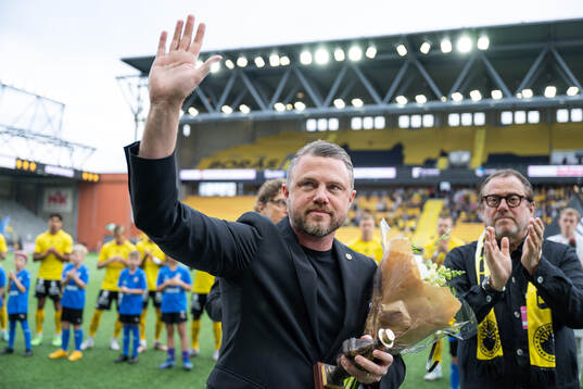 Elfsborgs manager Jimmy Thelin hyllas