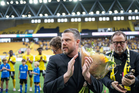Elfsborgs manager Jimmy Thelin hyllas