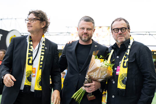 Elfsborgs manager Jimmy Thelin hyllas och avtackas av