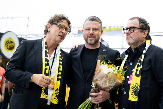 Elfsborgs manager Jimmy Thelin hyllas och avtackas av