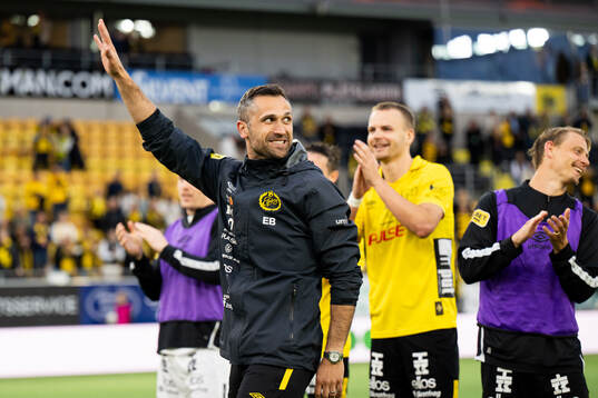 Elfsborgs assisterande tränare Emir Bajrami jublar