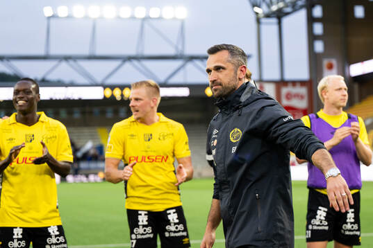 Elfsborgs assisterande tränare Emir Bajrami jublar