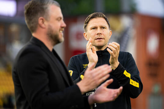 Elfsborgs assisterande tränare Christer Persson jublar