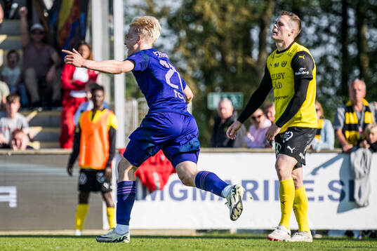 Djurgårdens Lucas Bergvall jublar och Mjällbys Jacob
