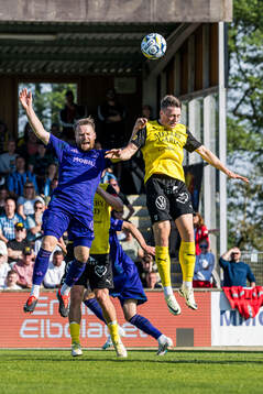 Djurgårdens Jacob Larsson och Mjällbys Elliot Stroud