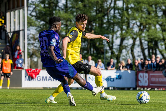 Djurgårdens Tokmac Nguen och Mjällbys Colin Rösler