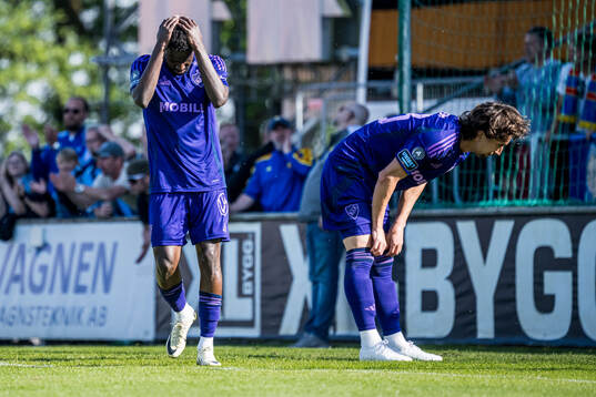 Djurgårdens Tokmac Nguen och Gustav Wikheim deppar