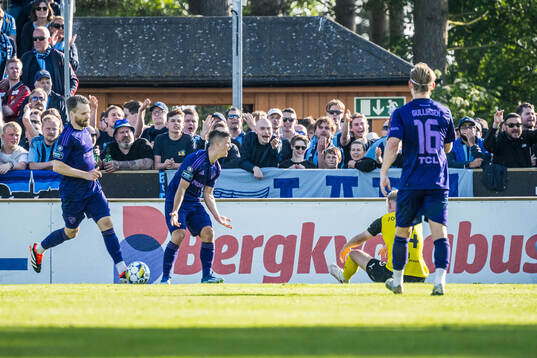 Djurgårdens Samuel Dahl reagerar mot Mjällbys Herman