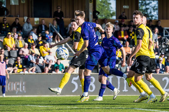Mjällbys Elliot Stroud och Djurgårdens Miro Tenho