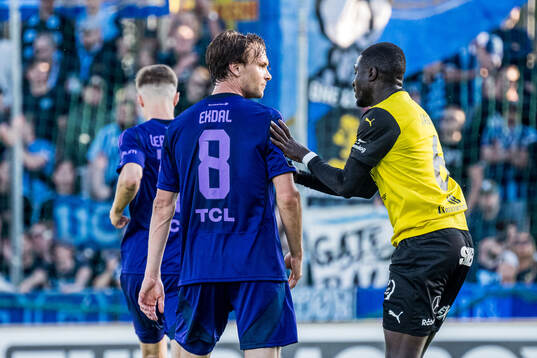Djurgårdens Albin Ekdal i diskussion med Mjällbys Seedy