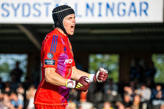 Djurgårdens målvakt Jacob Widell Zetterström jublar