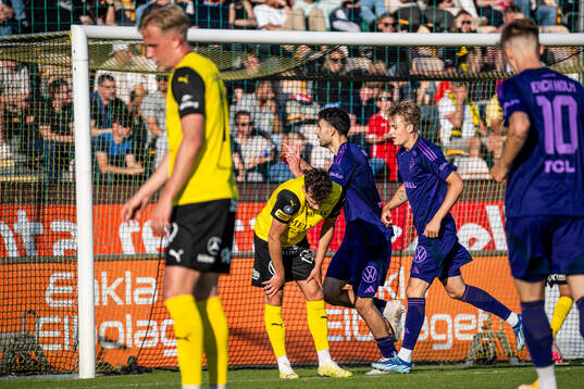 Djurgårdens Deniz Hummet jublar samtidigt som Mjällbys