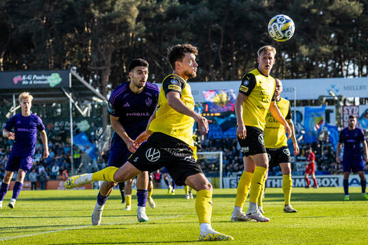 Djurgårdens Deniz Hummet och Mjällbys Colin Rösler