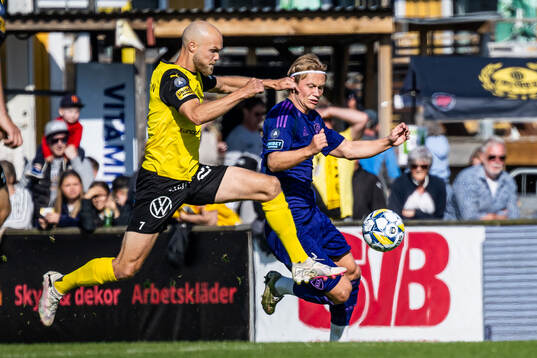 Mjällbys Viktor Gustafson och Djurgårdens Tobias Gulliksen
