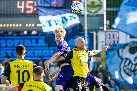 Djurgårdens Lucas Bergvall och Mjällbys Viktor Gustafson