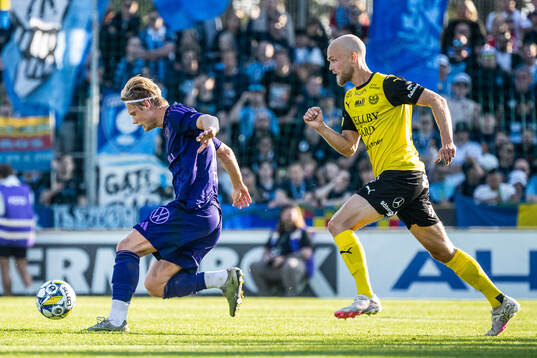 Djurgårdens Tobias Gulliksen och Mjällbys Viktor Gustafson