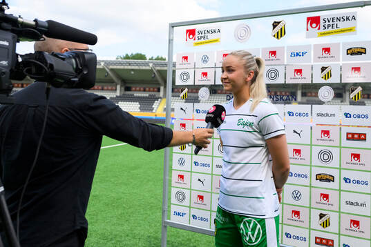 Hammarbys Anna Jøsendal intevjuvas av Viaplay