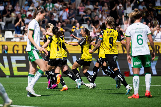 Häckens Johanna Fossdalsá Sørensen jublar med lagkamrater
