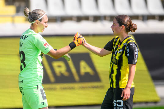 Häckens målvakt Jennifer Falk  och Ruby Grant jublar