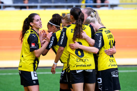 Häckens målskytt Felicia Schröder jublar med lagkamrater