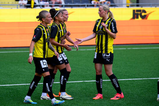 Häckens målskytt Felicia Schröder jublar