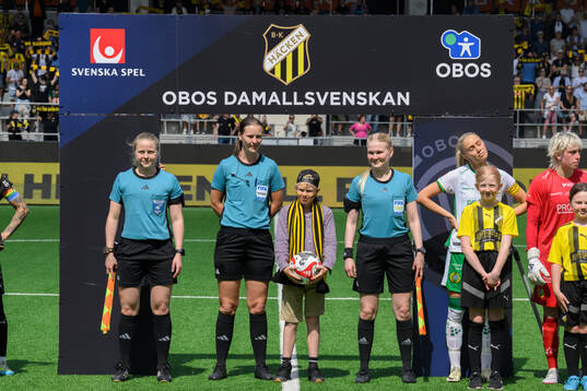 Domartrion bestående av assisterande domare Alisa