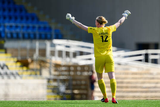 Eskilstuna Uniteds Hedvig Lindahl jublar