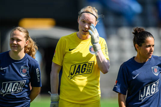 Eskilstuna Uniteds Hedvig Lindahl med tårar i ögonen