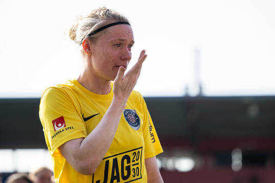 Eskilstuna Uniteds Hedvig Lindahl tackas av