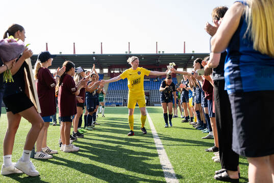 Eskilstuna Uniteds Hedvig Lindahl tackas av