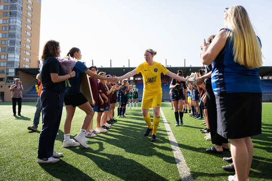 Eskilstuna Uniteds Hedvig Lindahl tackas av
