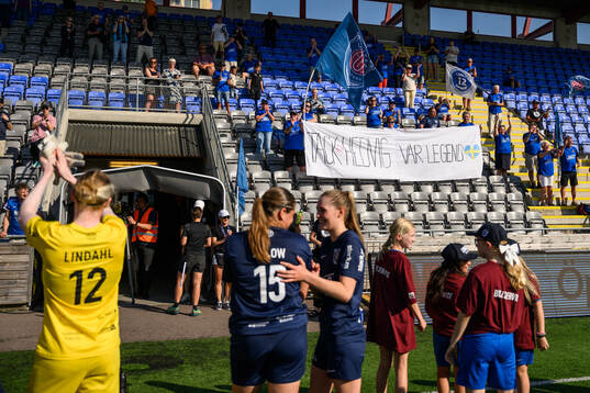 Eskilstuna Uniteds supportrar med en babderoll tillägnad
