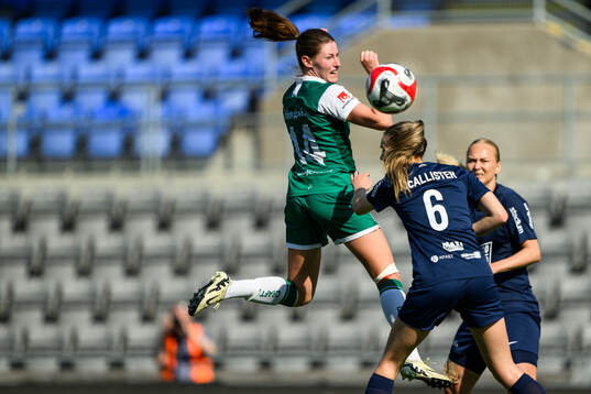 Alingsås Ina Österlind och Eskilstuna Uniteds Paige